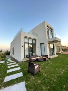 duży biały dom z trawnikiem w obiekcie Tawila, 4 Bedroom Villa, Brand new, directly on a lagoon w mieście Hurghada