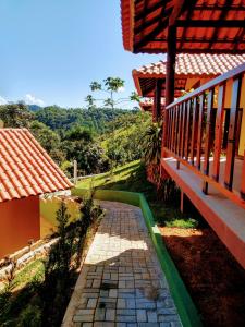 przejście prowadzące do domu z balkonem w obiekcie Pousada Sitio do Visconde w mieście Visconde De Maua