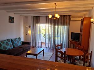 un soggiorno con un divano e un tavolo di CASA DOCE Quinta Dos Arcos ad Alvor