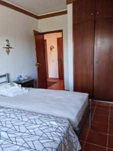 una camera da letto con un letto e un armadio in legno di CASA DOCE Quinta Dos Arcos ad Alvor Altre 31 foto