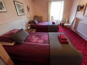 una habitación de hotel con 2 camas en una habitación en St Ronan's Hotel, en Innerleithen