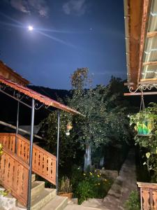 eine nächtliche Aussicht auf ein Haus mit einem Baum und einer Treppe in der Unterkunft Areguni Guest House in Dilidschan