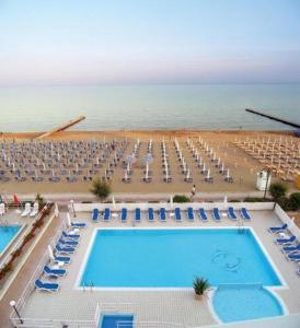 Bazén v ubytovaní Hotel Condor alebo v jeho blízkosti