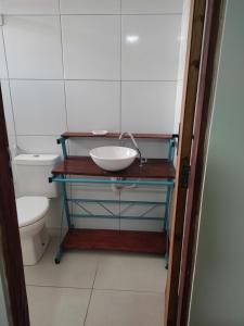 een badkamer met een wastafel en een toilet bij Pertinho do mar 3 in João Pessoa