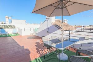 a patio with a table and an umbrella at Apartamento del Sol in Fuengirola