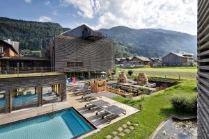 une image d'une maison avec une piscine dans l'établissement GAMS zu zweit, à Bezau