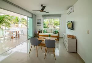 a living room with a couch and a table at Magico Apartamento Frente al Mar 2 Habitaciones B11A in Coveñas