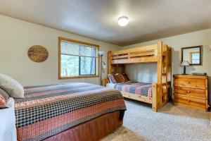 Black Butte Ranch: Hawks Beard Home emeletes ágyai egy szobában