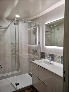 a bathroom with a glass shower and a sink at Appartement de caractère entre St Rémy et Avignon, 74m2, 2 à 4 personnes in Noves +28 photos