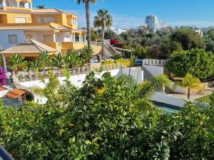 アルヴォルにあるCASA DOCE Quinta Dos Arcosの家のバルコニーから庭園の景色を望めます。