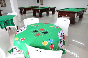 a table and chairs with a table and snooker at Hotel Sesi Aruana in Aruanã