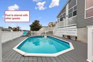 Fotografie z fotogalerie ubytování Waterfront Home in Brick with Swimming Pool Access v destinaci Shore Acres