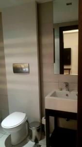 łazienka z toaletą i umywalką w obiekcie INOH HOTEL w Atenach +31 zdjęć