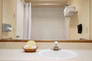 Vannituba majutusasutuses Days Inn By Wyndham Bellingham WA