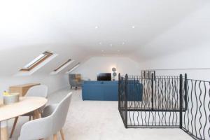 Et opholdsområde på Edinburgh Deluxe Duplex with Garage + 13 billeder