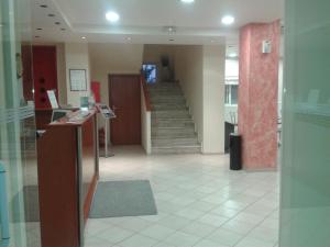 un corridoio con scala in un edificio di Hotel Isidora a Loutrós