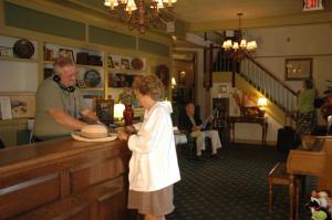 Ein Mann und eine Frau stehen an einem Tresen in der Unterkunft Lamies Inn & The Old Salt Tavern in Hampton