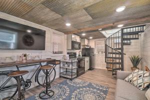 une cuisine avec un escalier en colimaçon dans une petite maison dans l'établissement Peaceful Cookeville Cabin on 52 Acres!, à Cookeville