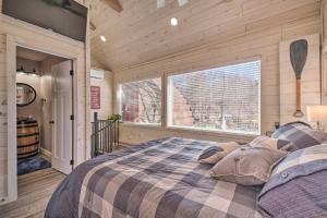 Peaceful Cookeville Cabin on 52 Acres! tesisinde bir odada yatak veya yataklar