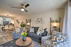 ein Wohnzimmer mit einem Sofa und einem Tisch in der Unterkunft Welcome to After Dune Delight Golf Course Condo! in Pawleys Island