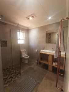 Ванна кімната в SiriMiri Cottage Dullstroom No Loadshedding