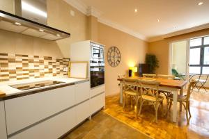 a kitchen with a table and a dining room at CUENCALOFT CARRETERÍA in Cuenca