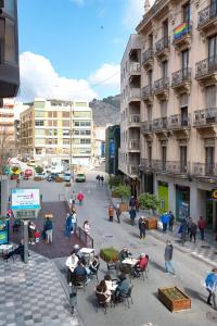 a group of people walking around a city street at CUENCALOFT CARRETERÍA in Cuenca