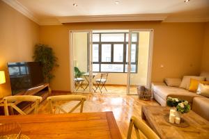 a living room with a couch and a table at CUENCALOFT CARRETERÍA in Cuenca