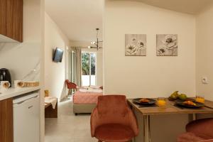 cocina y sala de estar con mesa y habitación en Asterion Luxury Studios Airport en Heraclión