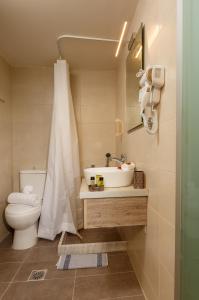 Ванна кімната в Asterion Luxury Studios Airport