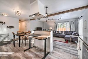 Dapur atau dapur kecil di Kenai Home with Fireplace Less Than 10 Mi to Big Eddy!