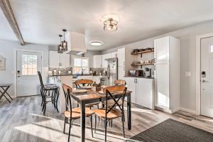 Dapur atau dapur kecil di Kenai Home with Fireplace Less Than 10 Mi to Big Eddy! +25 gambar