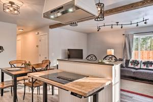Dapur atau dapur kecil di Kenai Home with Fireplace Less Than 10 Mi to Big Eddy!
