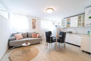 Kuchyň nebo kuchyňský kout v ubytování Marjan Apartment