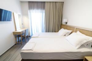 Postel nebo postele na pokoji v ubytování Elegant Beach Hotel