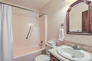 Vannituba majutusasutuses Lake Sinclair Cottage with Deck and Boat Dock! +18 fotot