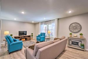 un soggiorno con divano, sedie e TV di Hilltop Home Inside of Apple Valley! a Mount Vernon