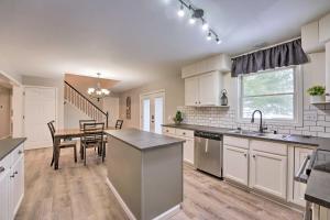 een keuken met witte kasten en een tafel en een eetkamer bij Hilltop Home Inside of Apple Valley! in Mount Vernon
