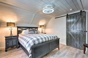 Een bed of bedden in een kamer bij Hilltop Home Inside of Apple Valley!