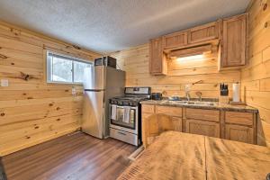 Fotografie z fotogalerie ubytování Cabin in The Huron-Manistee National Forest! v destinaci Wellston
