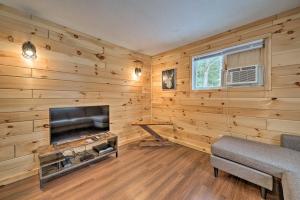 Fotografie z fotogalerie ubytování Cabin in The Huron-Manistee National Forest! v destinaci Wellston + 18 fotografií