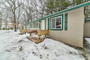 Cabin in The Huron-Manistee National Forest! v zimě