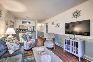 een woonkamer met een bank en een tv bij Condo with 2 Balconies - Across From Myrtle Beach! in Myrtle Beach