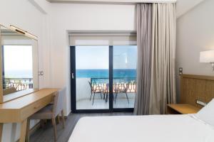 Posteľ alebo postele v izbe v ubytovaní Elegant Beach Hotel