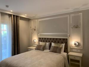 une chambre avec un grand lit et une fenêtre dans l'établissement Hôtel restaurant Oasis, à Nice