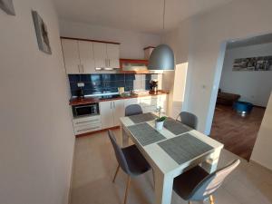 Kuchyň nebo kuchyňský kout v ubytování Apartments Amfora
