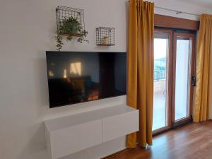 TV a/nebo společenská místnost v ubytování Apartments Amfora
