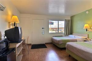 Sjónvarps- og/eða afþreyingartæki á Motel 6-Albuquerque, NM - Midtown