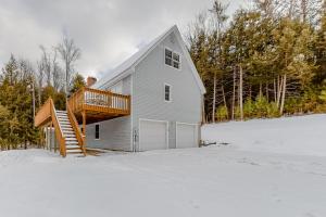 una grande casa con un ponte nella neve di Mountain View Retreat 