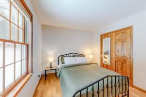 una camera con un letto e due finestre di Mountain View Retreat 